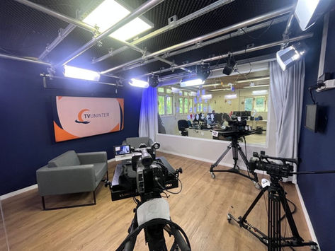 Alunos de Jornalismo da Uninter conhecem bastidores da produção em primeira visita virtual