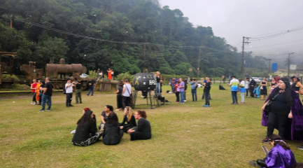 Bruxas, feiticeiros e simpatizantes reunidos durante o primeiro sábado do festival.