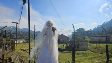A lenda de terror "Anoiva de Paranapiacaba" narra o trágicofim de uma jovem que se jogou de um pricipício após ser abandonada no altar por seu amado. Muitos moradores e frequentadores acreditam que a neblina que se estende quase que diariamente por toda a vila se trata do véu da noiva.