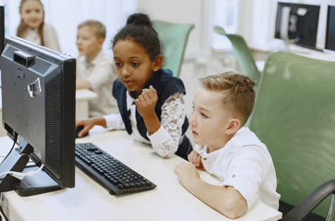 A necessidade das escolas a se adaptarem a cultura digital
