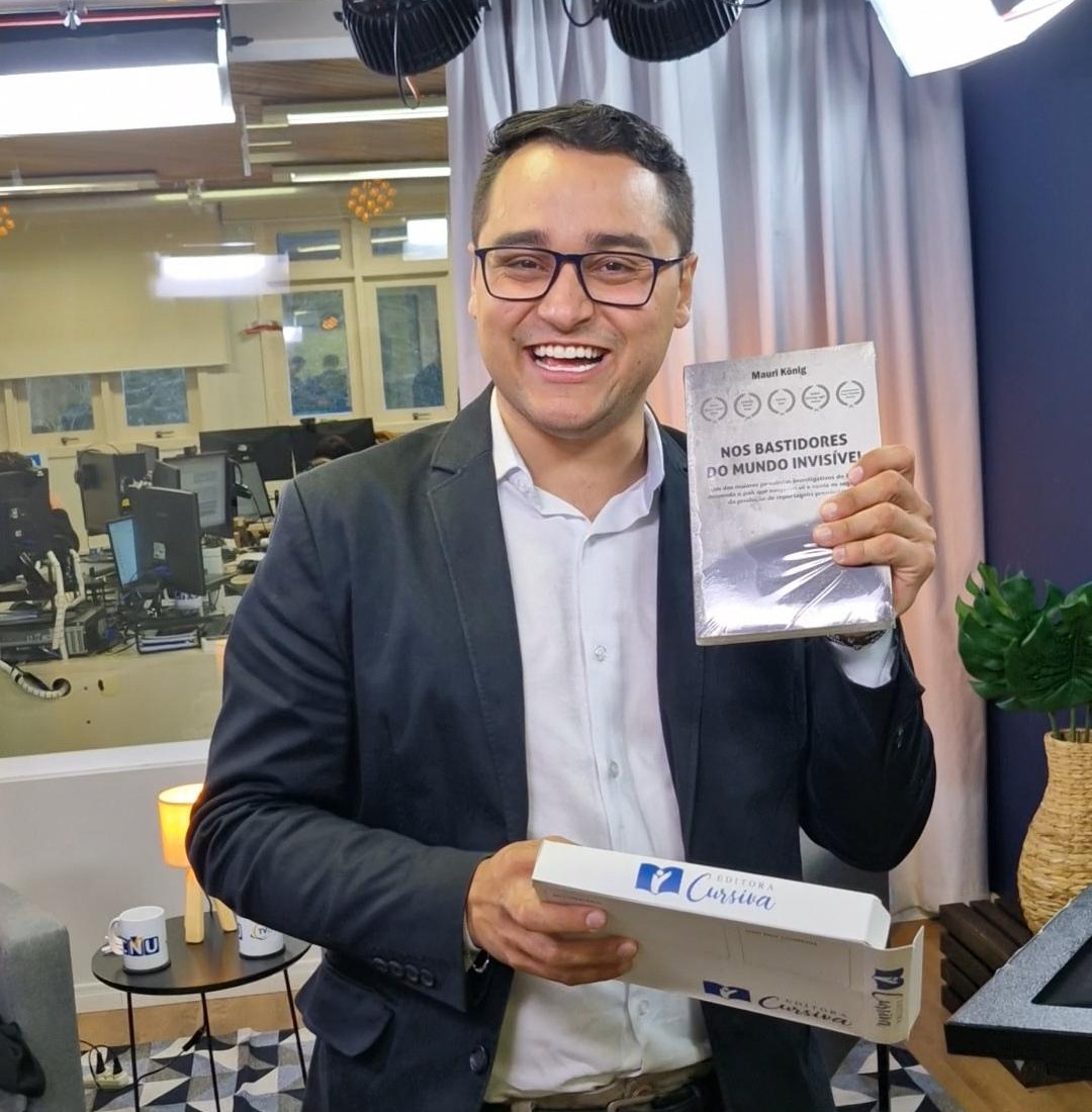 Amante de livros de investigação, Vinicius Silvestrini recebeu o livro "Nos Bastidores do Mundo Invisível" do autor Mauri König, como uma forma de agradecimento pela participação. Foto: Arquivo pessoal.