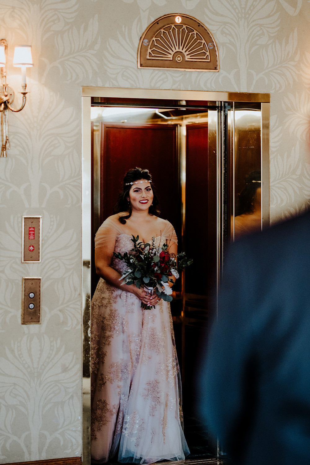 photo by little blue bird wedding photographer in detroit michigan