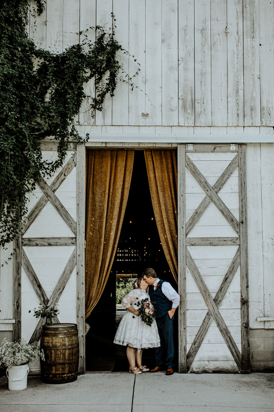 wedding at the milestone barn in bannister, michigan. photos by little blue bird photography.
