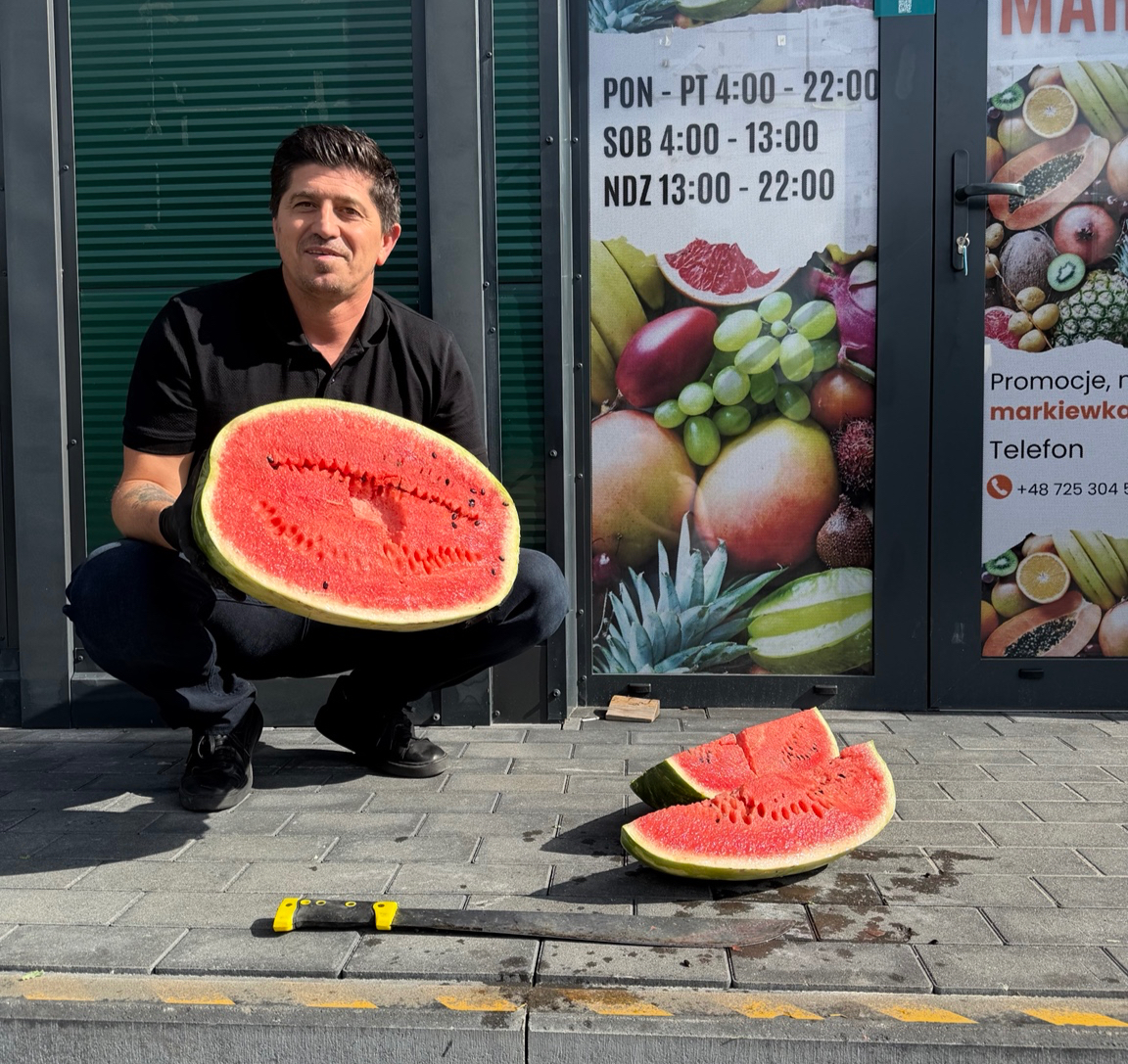 Porównanie pomarańczowego i czerwonego arbuza