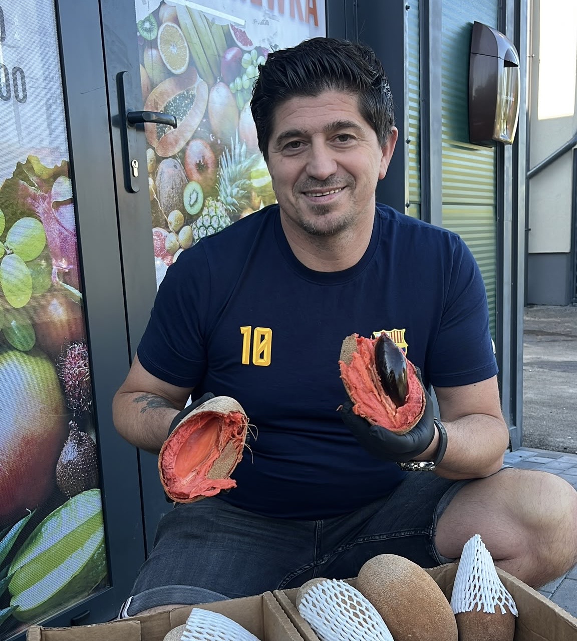 Przekrojone mamey z pomarańczowym miąższem i pestką