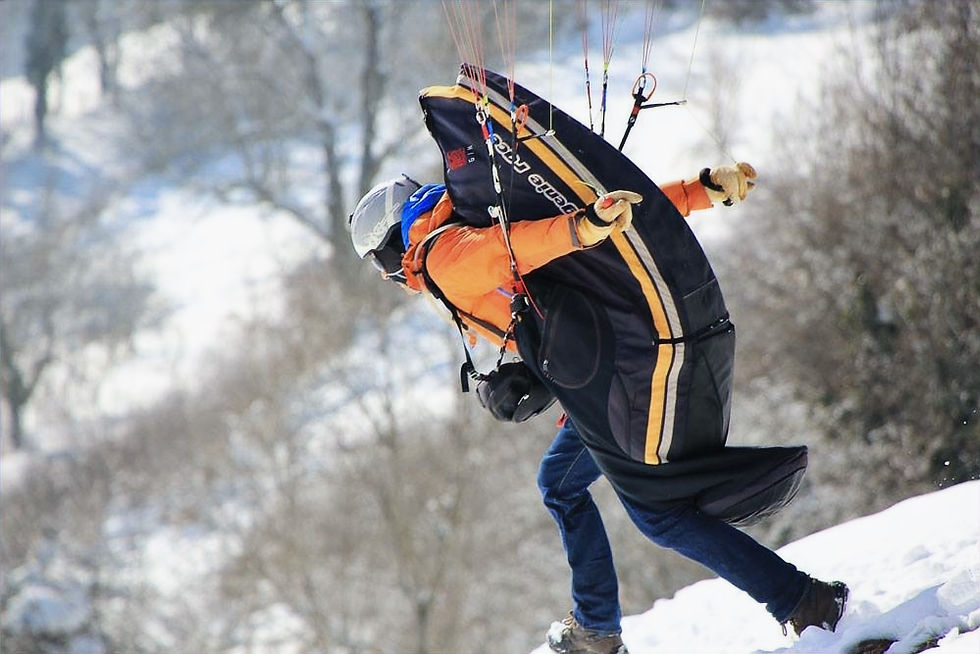 Pilote de parapente exerçant un "appui ventral" pour décoller de Saint-Hilaire du-Touvet en Isère