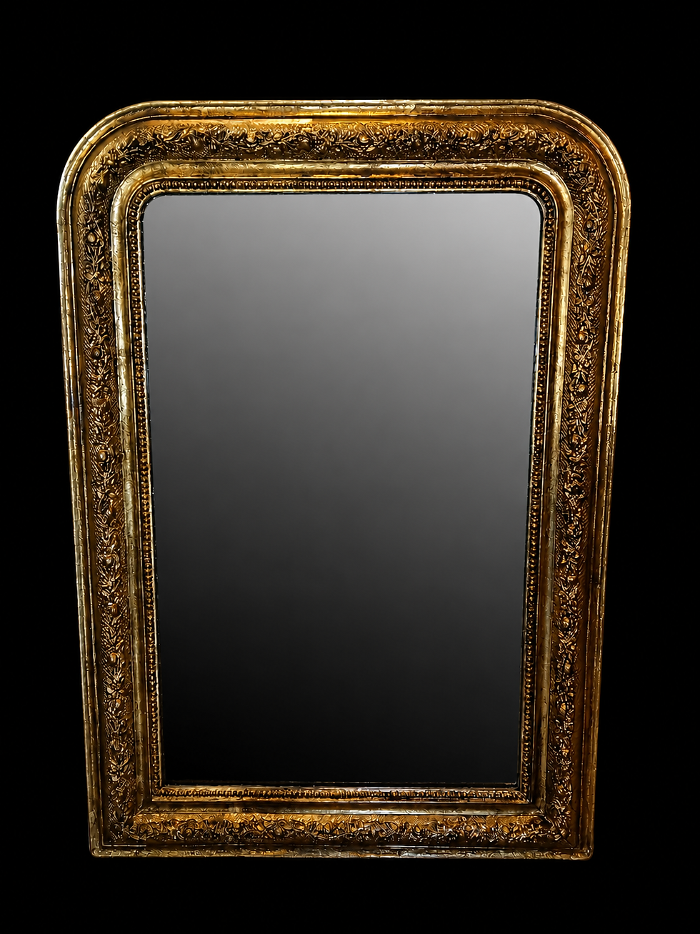 Miroir ancien doré sur fond noir, format portrait, couleurs dominantes noir et or, cadre sculpté détaillé.