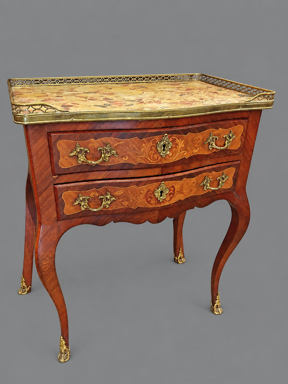 Commode ancienne marquetée avec ornements dorés sur fond gris uni, format portrait