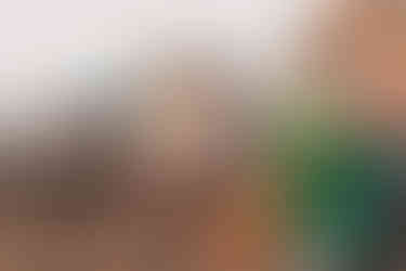 An artist painting on an easel by the beach of Positano | RollingBear Travels.