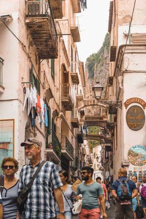 A narrow street of Amalfi's medieval town packed with tourists | RollingBear Travels.