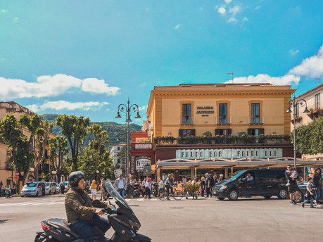 Piazza Tasso, Sorrento in a sunny, summer day | travel photography by RollingBear Travels.