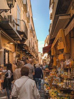 Old Sorrento: Narrow cobbled streets lined with yellow buildings, limoncellos and lemon souvenirs | photography by RollingBear Travels.