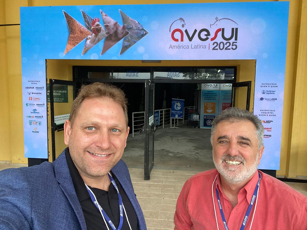 Dois homens na frente do banner da AVESUI 2025