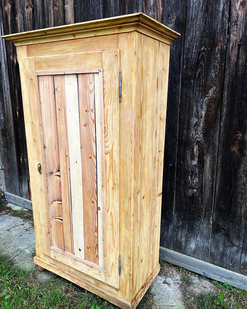 Miniaturbild: Sandgestrahlter Antiker Schrank