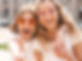 portraet-von-zwei-jungen-schoenen-blonden-laechelnden-hippie-maedchen-im-weissen-t-shirt-d