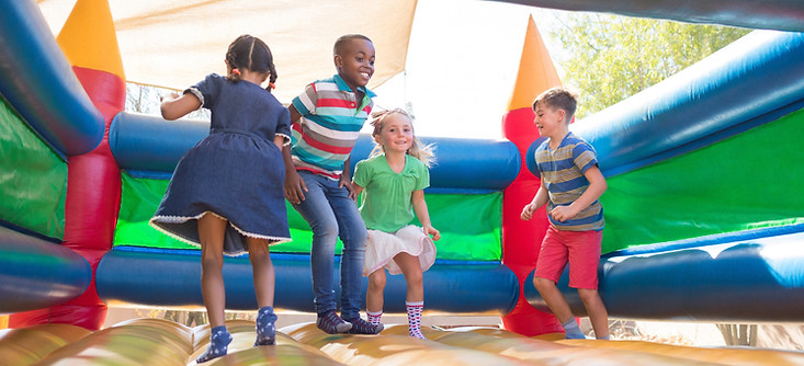 Enfants jouant au château gonflable