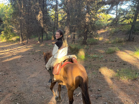 Une jeune femme fait une randonnée à cheval au Chili