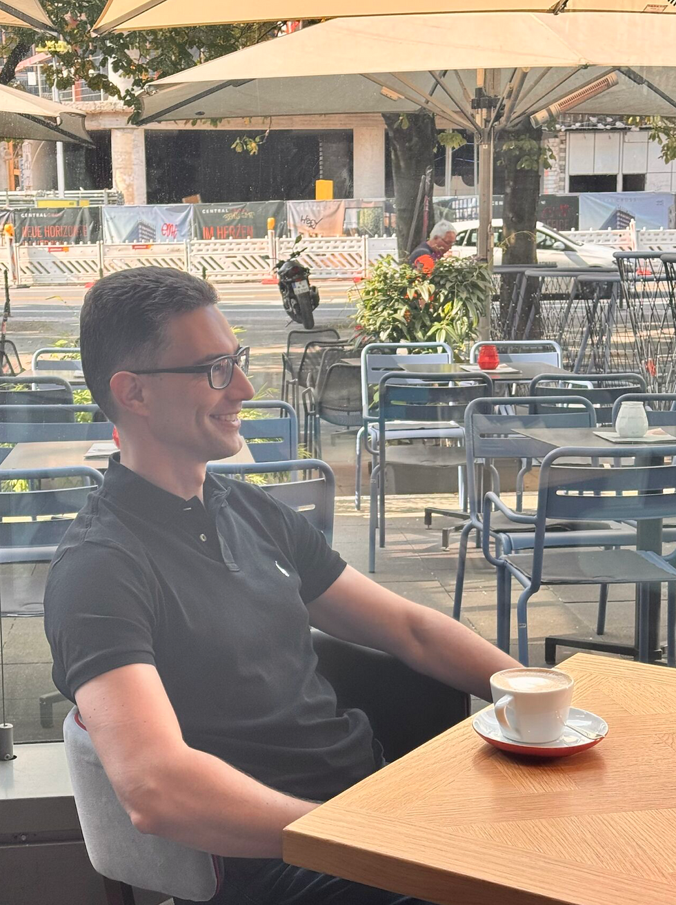 Ein Bild von Thomas in einem Cafe.