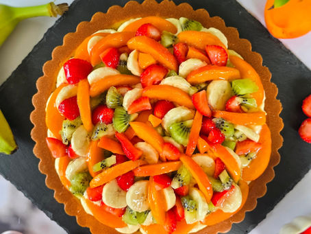 Une tarte aux fruits (banane, kiwi, abricot, fraise), sur un biscuit amande, avec une crème diplomate