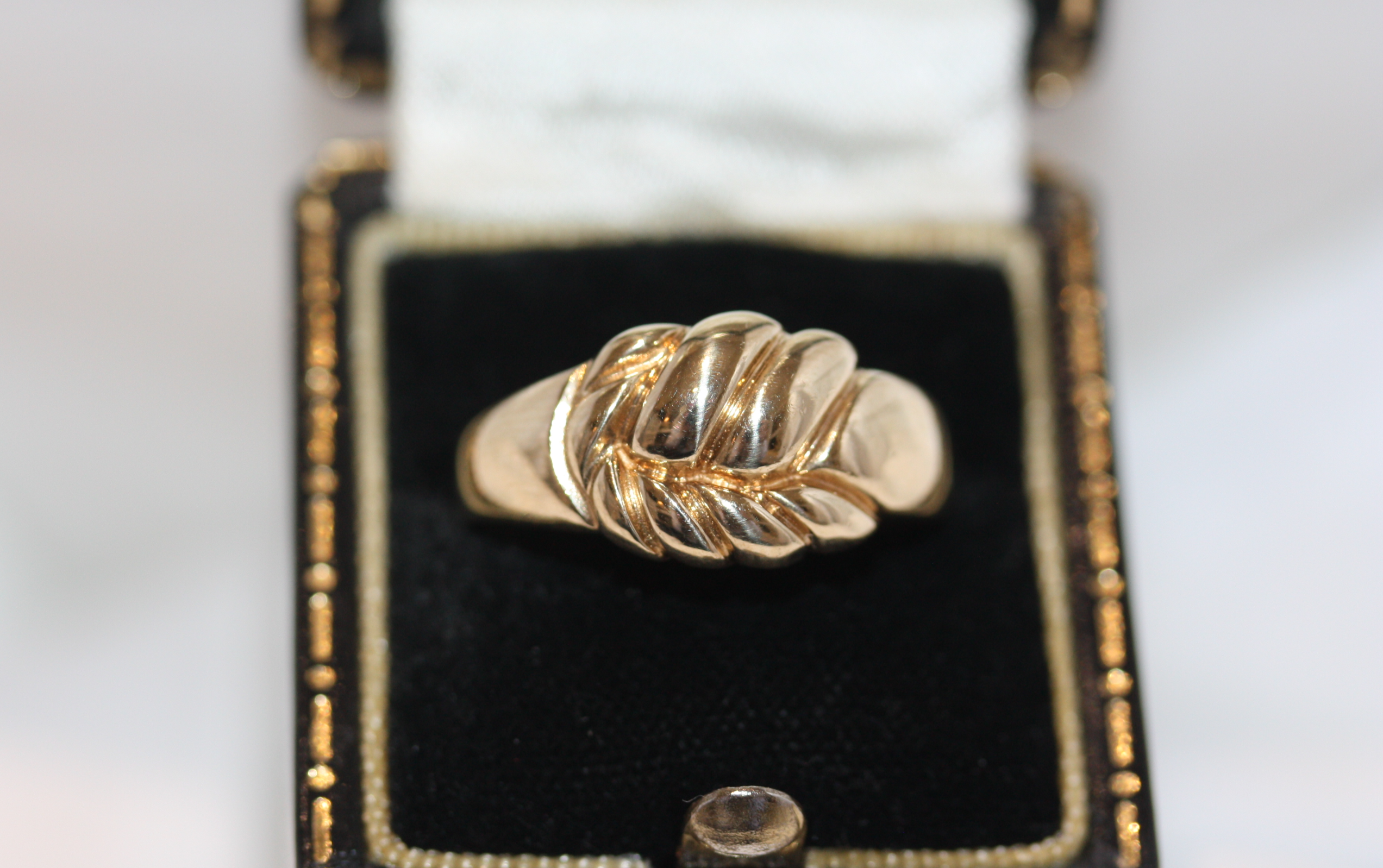 Vintage 9ct Gold Sculptural Leaf Ring