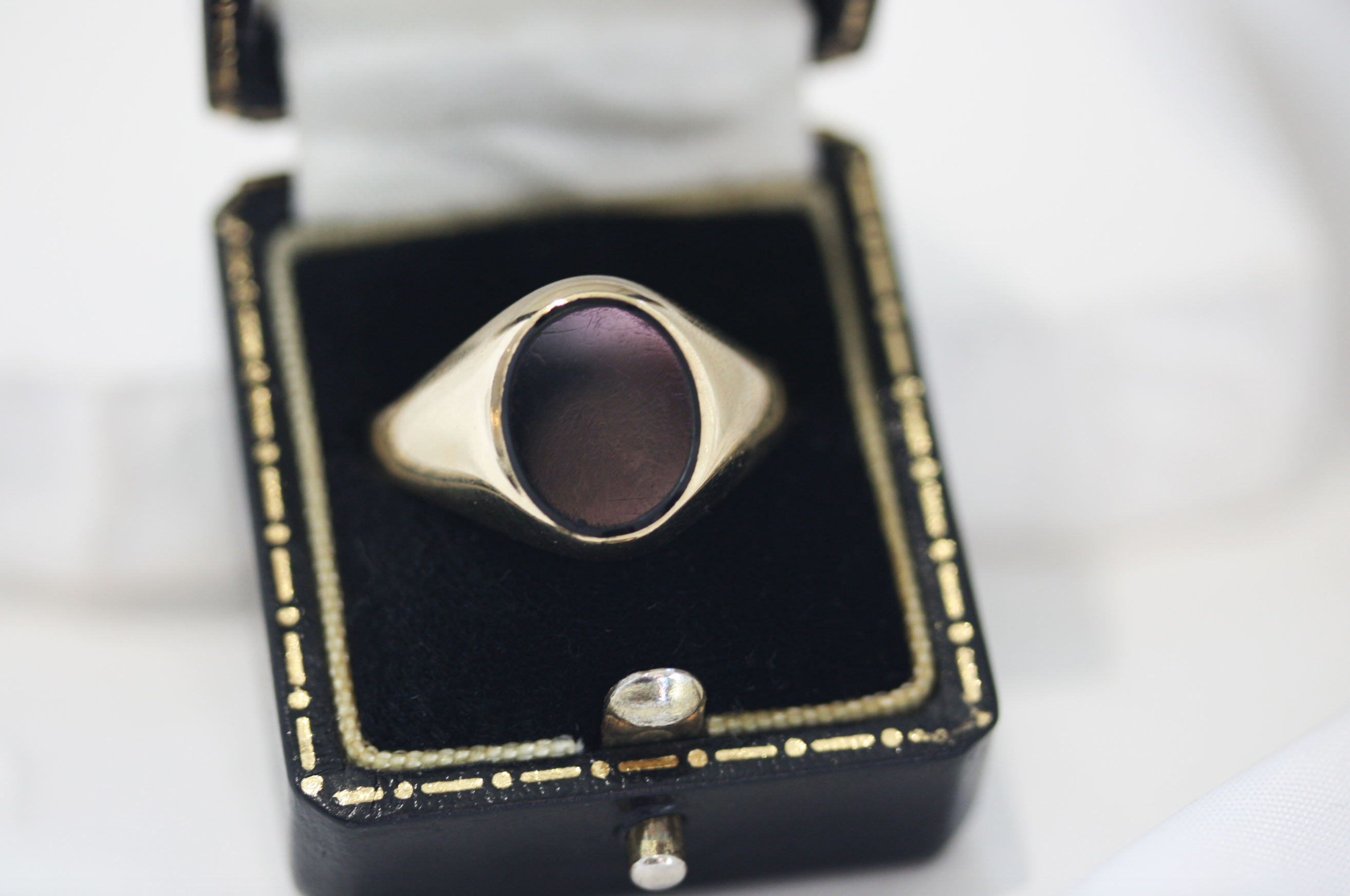 Vintage 9ct Gold Oval Black Onyx Signet Ring