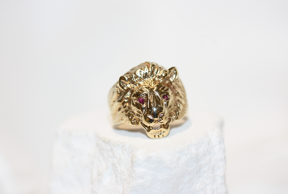 Thumbnail: Vintage 9ct Gold Lion Head Ring with Ruby Set Eyes