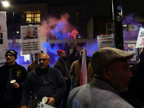 London minicab drivers stage protest over licensing delays outside Mayor’s gala event