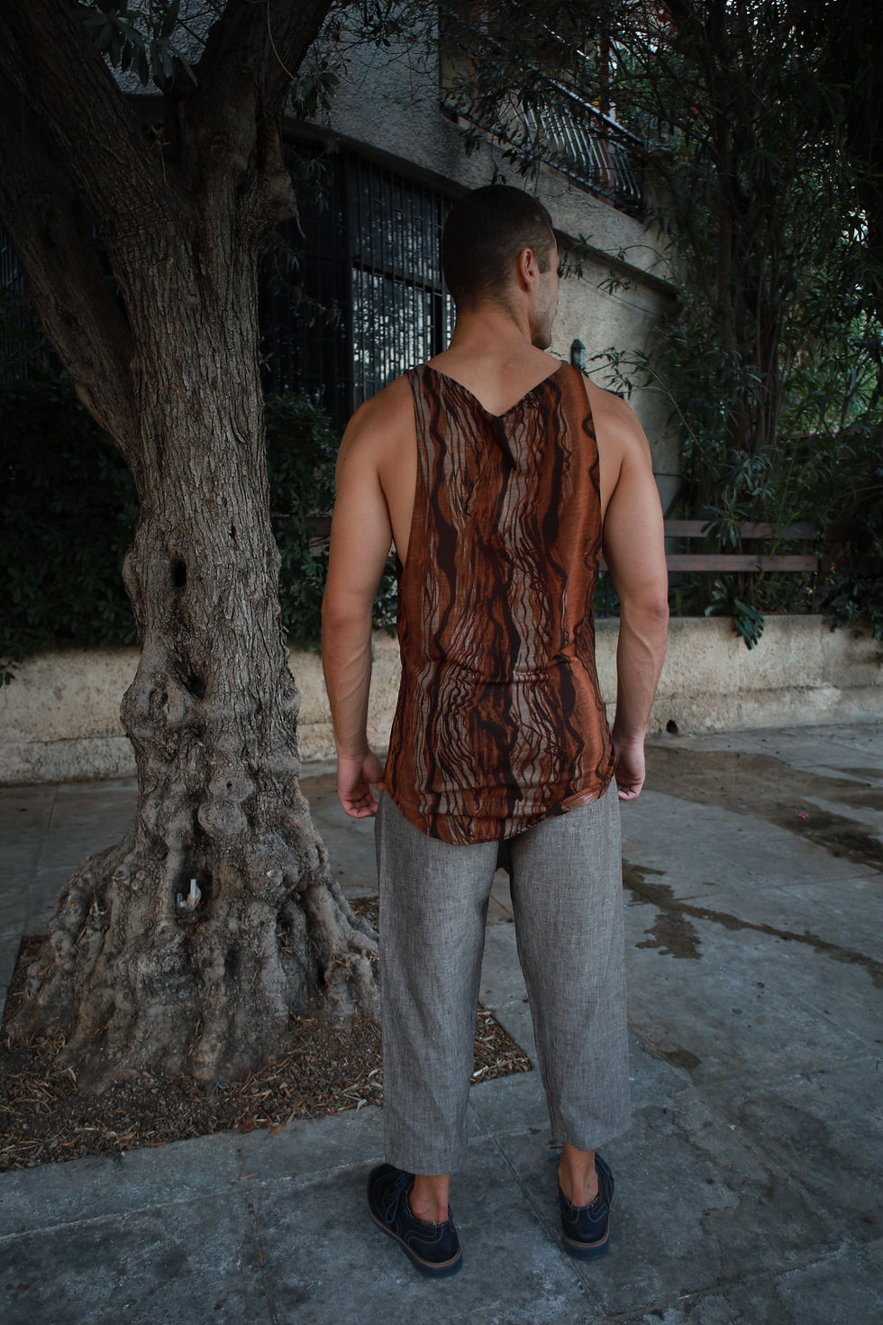 Thumbnail: Deep brown bark tank