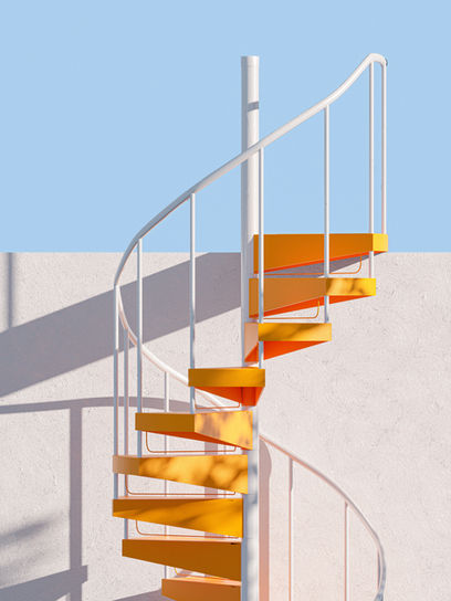 Gelbe Wendeltreppe mit weißem Geländer vor blauem Himmel und Wand.