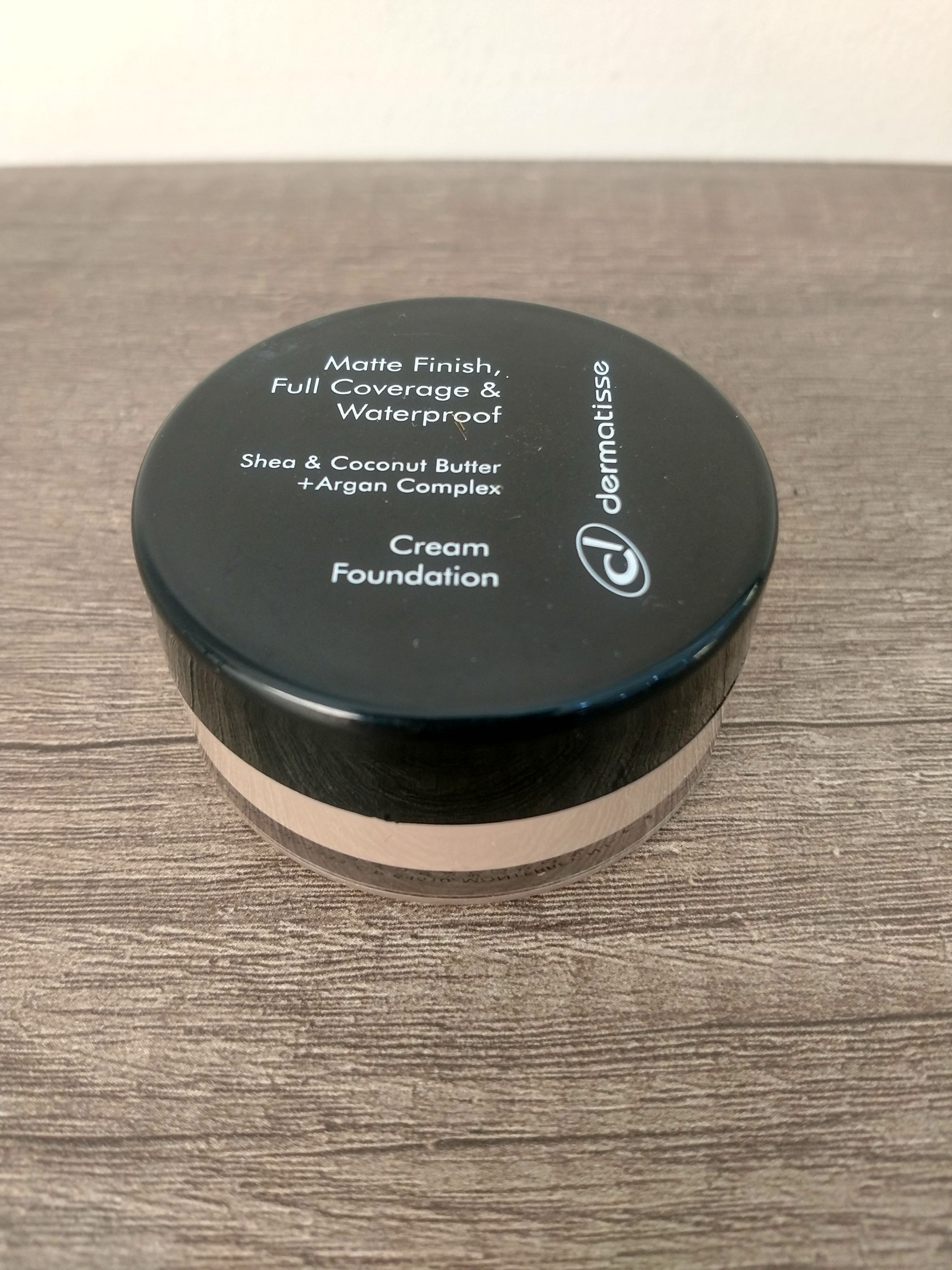 Base de maquillaje cobertura completa en crema marca Dermatisse