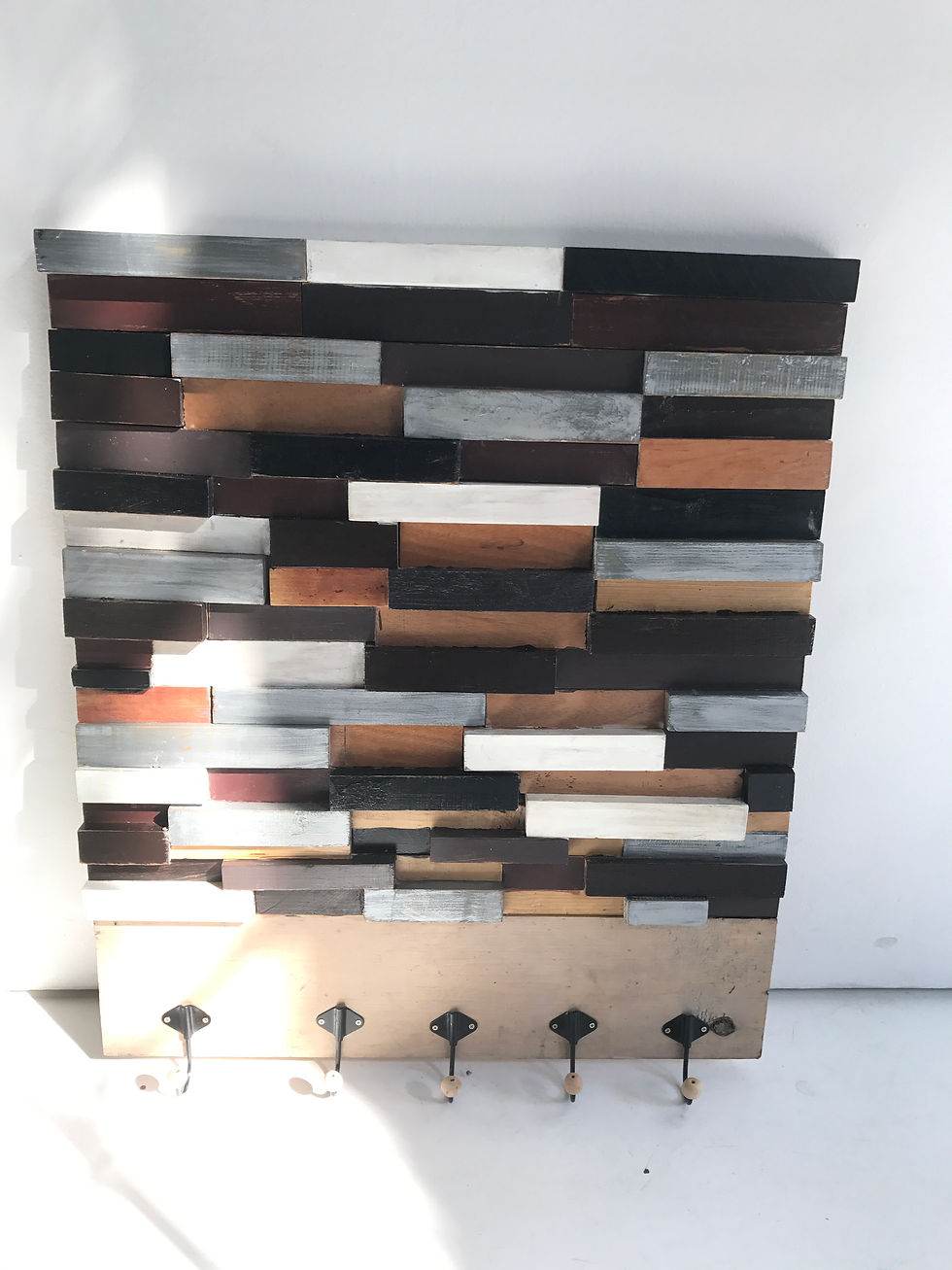 Thumbnail: Perchero con cuadros a desnivel