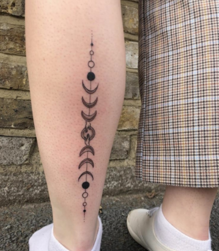 Tattoo on a leg of the cycle of the moon