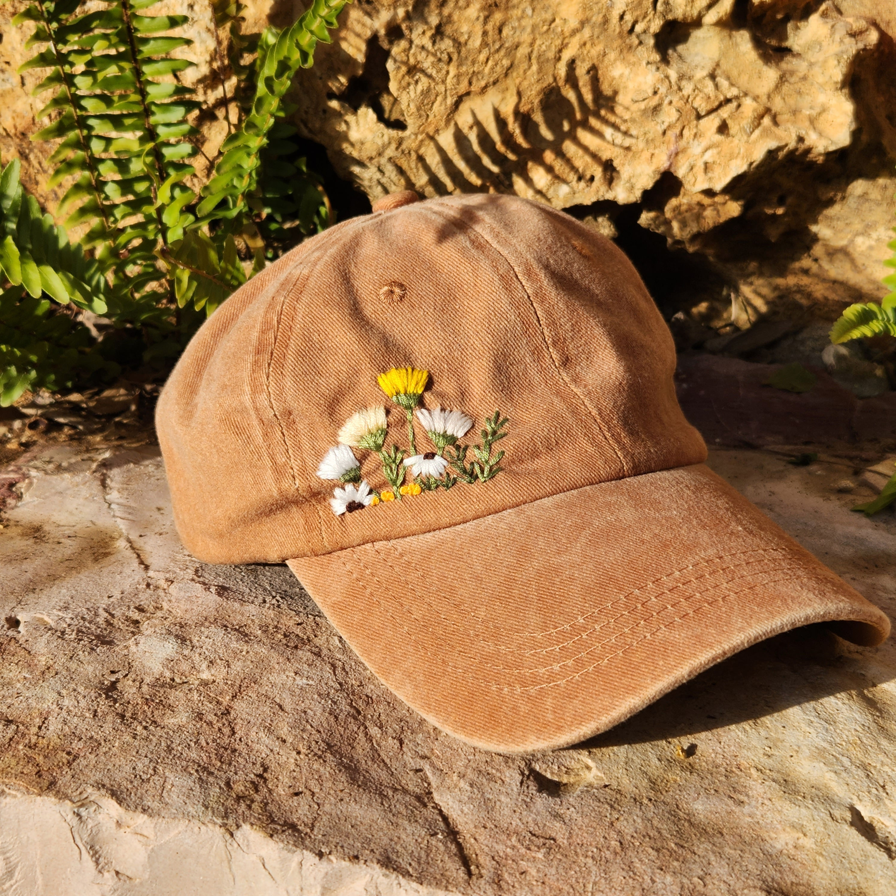 כובע מצחיה קאמל - רקמת פרחים