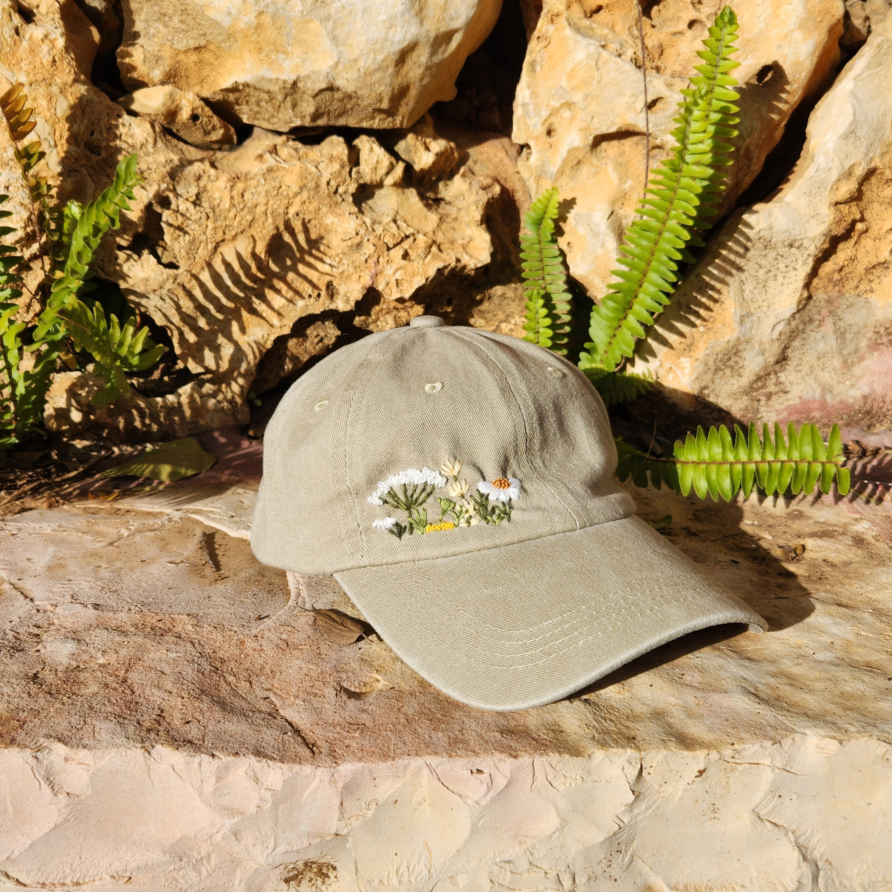 כובע מצחיה בז'- רקמת פרחים