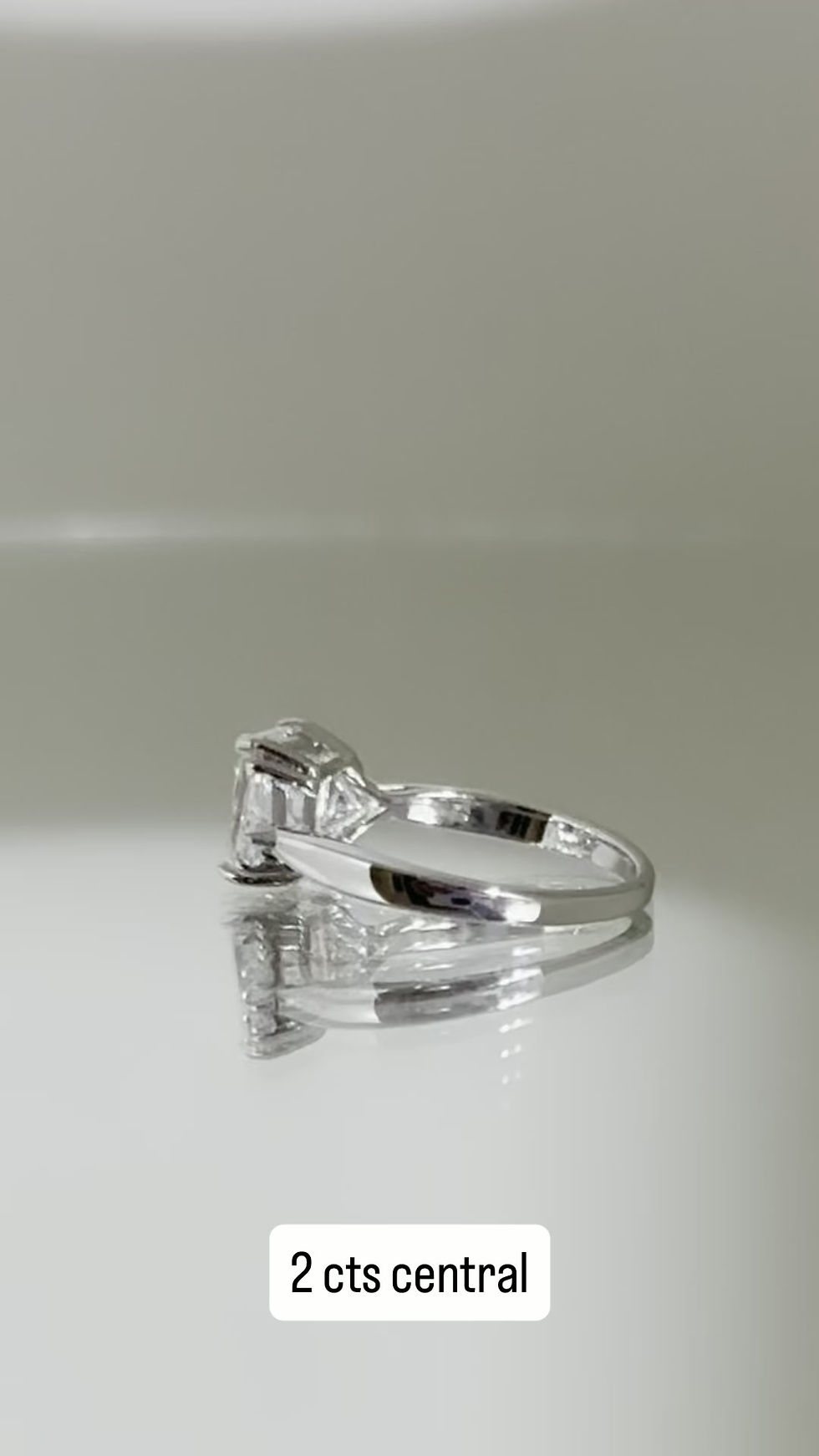 Miniatura: Ouro 18k - anel Kelly Three Stones de Moissanite central radiante
