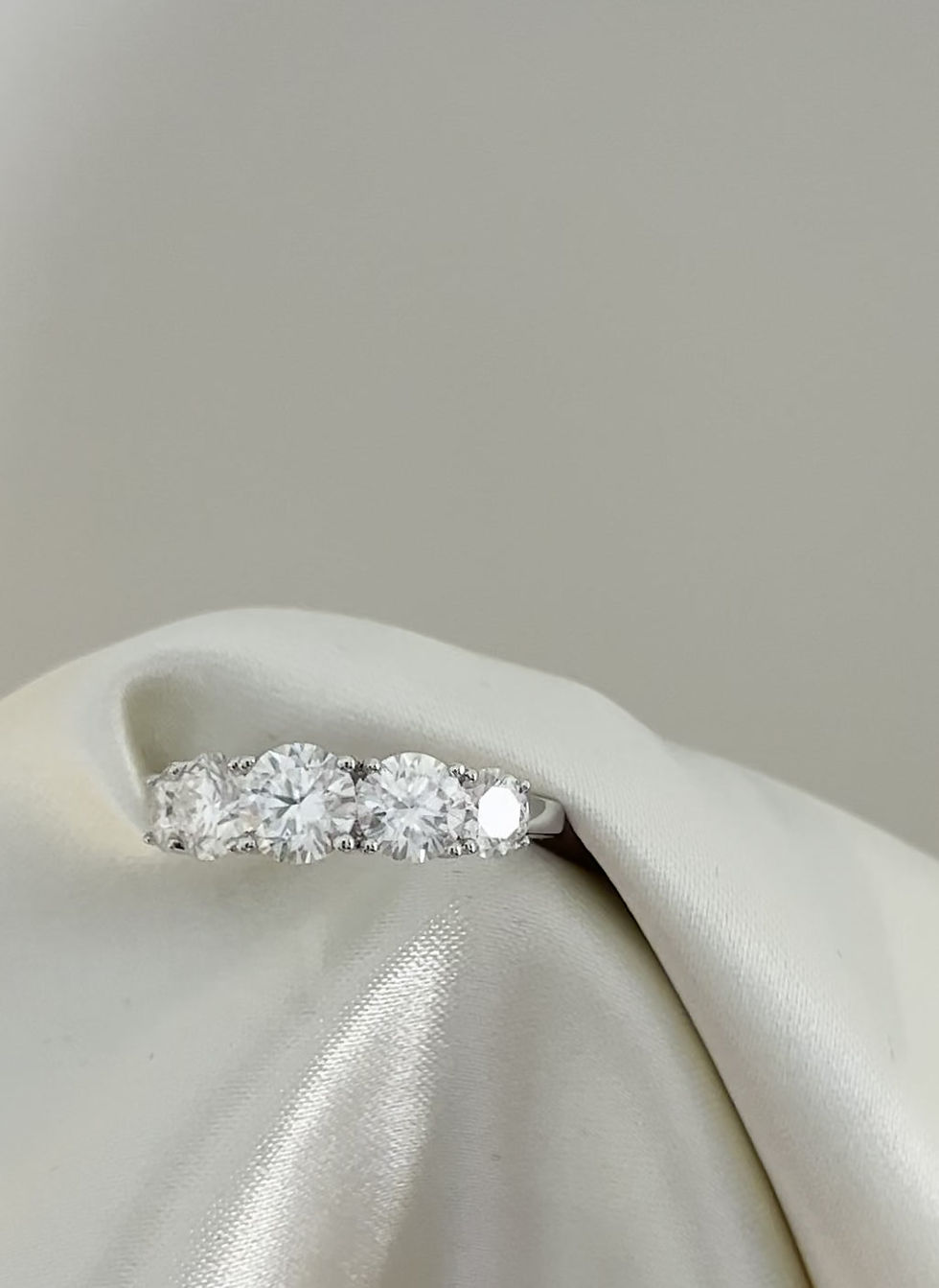 Miniatura: Prata 925 - Meia aliança Elara degrade de Moissanites brilhantes