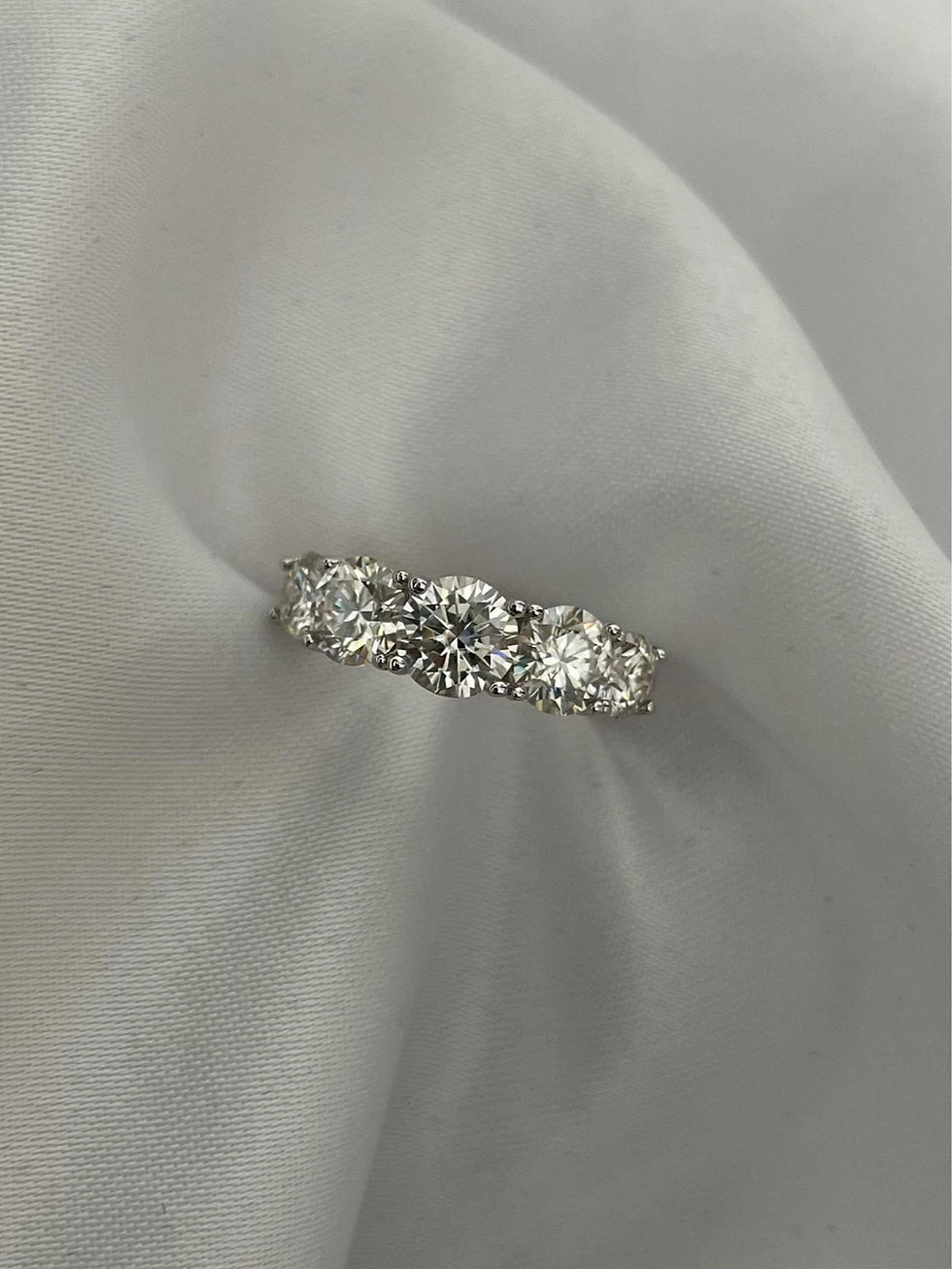 Miniatura: Ouro 18k - meia aliança Elara degrade de Moissanite brilhante