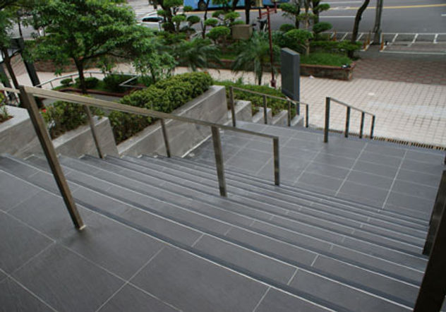BASIC BA-04 鋁合金階梯止滑條戶外景觀完工實景,大面積安裝於公共空間與商辦大樓外圍階梯,提供長效耐候且美觀的防滑保護。