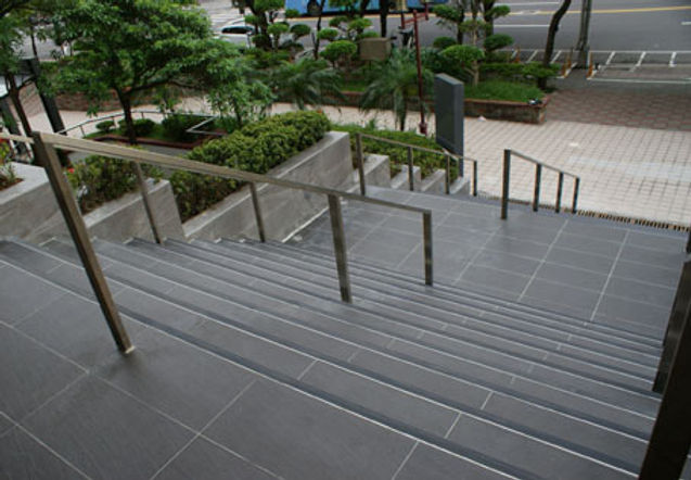 BASIC BA-05 鋁合金階梯止滑條戶外大面積完工實景,適用於公共廣場、公園與寬闊樓梯,強化戶外高人流動線的防滑安全。