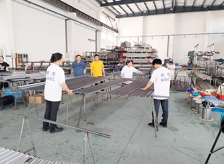 BASIC 廠房內部生產實景,專業技術團隊進行鋁合金地墊與防滑條的裁切、客製化組裝,嚴格控管每一道製造工序。