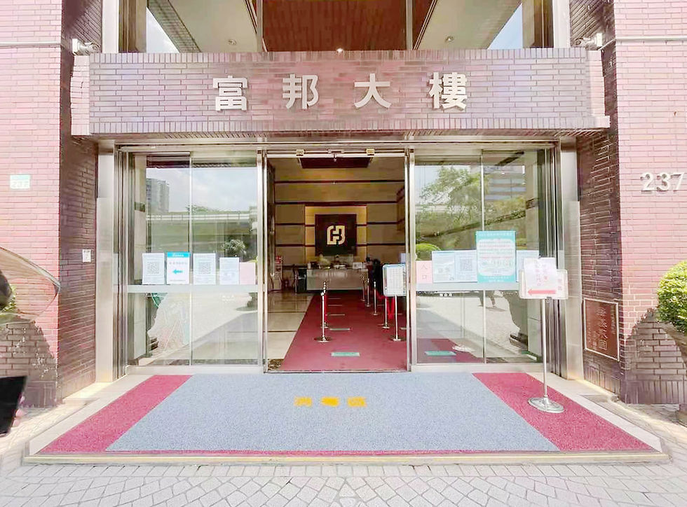 BASIC 消毒除塵地墊鋪設於大型機構室內入口,紅色吸水毯面兼顧迎賓大氣美觀與高規格防疫需求。