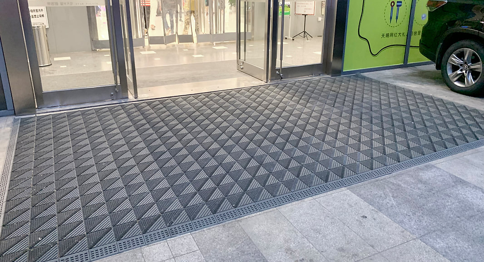 BASIC MAT-09 三合一防滑刮泥地墊戶外玄關完工實景,大面積拼接鋪設於建築物入口,強效攔截室外泥沙與水分進入室內。