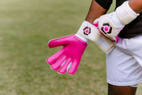 What Are the Differences Between Goalie Gloves for Different Weather Conditions?