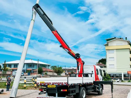 GUINDASTE PARA MONTAGEM DE ESTRUTURAS METÁLICAS