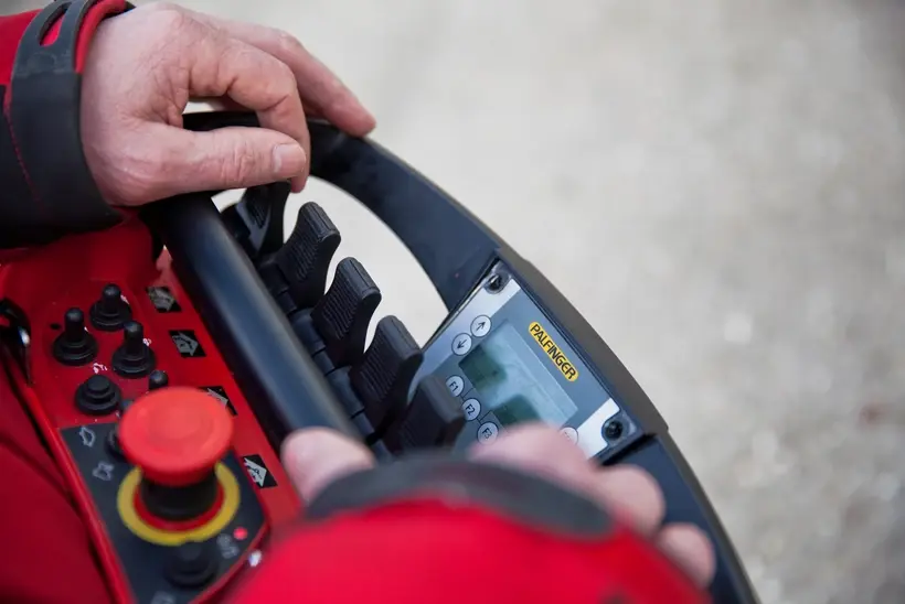 CONTROLE REMOTO PALFINGER PARA GUINDASTES: O QUE É, FUNCIONALIDADES E BENEFÍCIOS