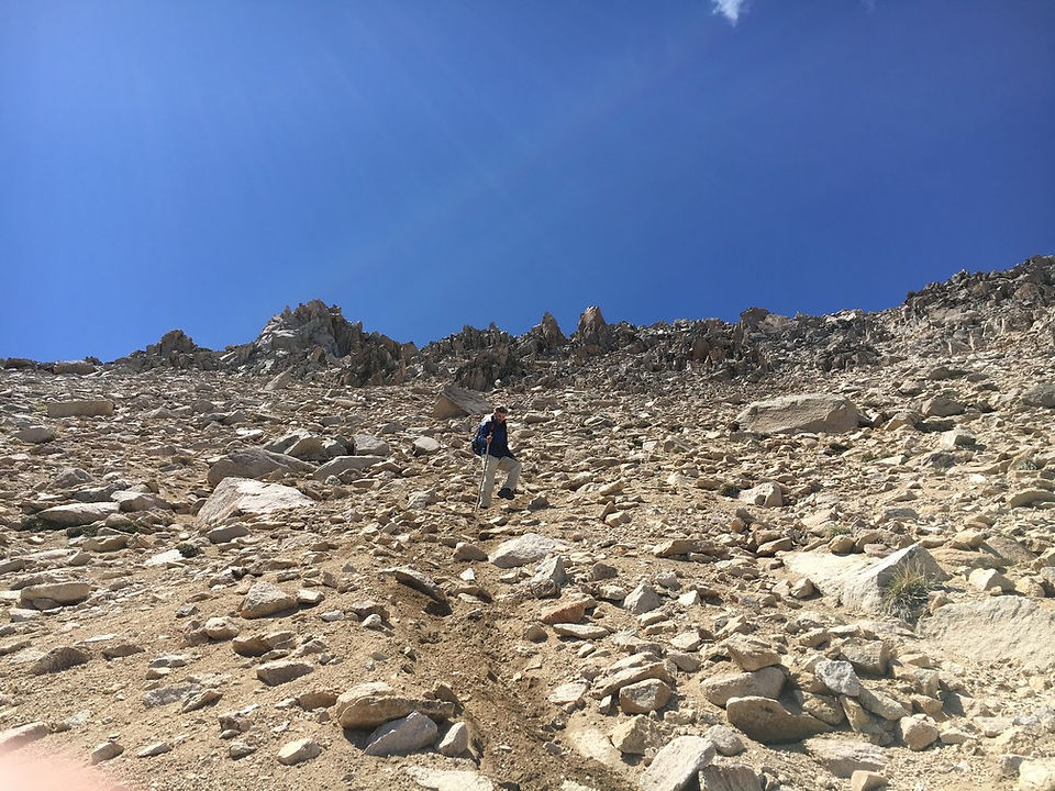 Arjan daalt af in gravel