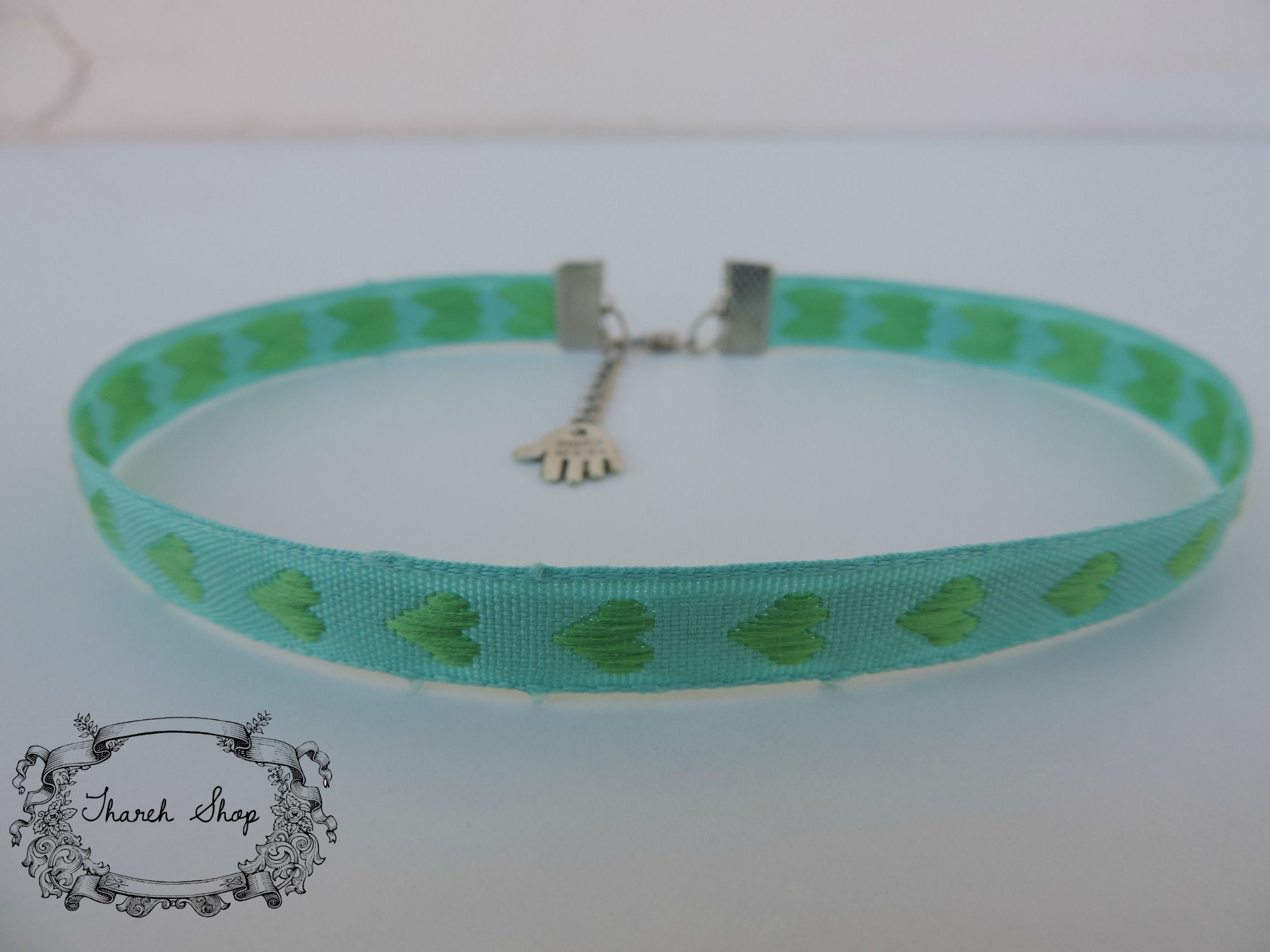 Choker azul con corazones verdes