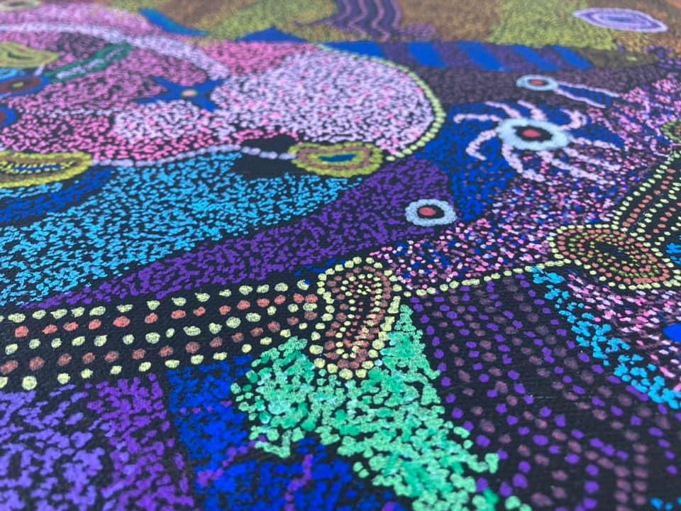 Franck Musart est fasciné par l'art aborigène d'Australie. Il vous présente sa galerie en ligne de peinture aborigène. Ses toiles expriment un univers singulier et onirique entre art premier et art contemporain. En utilisant la technique pointilliste il offre à notre regard des paysages denses et colorés.