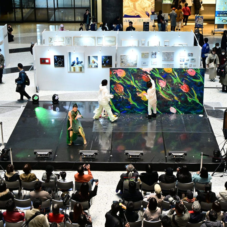 ダンスはKaedeさんとLeyさん、ライブドローイングは
杉浦由紀さんと井口舞子の4名でのダンスパフォーマンスとライブドローイングショー