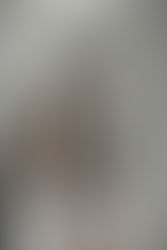 Aménagement d'un couloir lumineux avec console fine et décoration éco-responsable Feng Shui